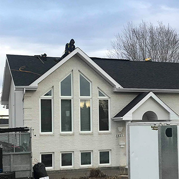 Installation d'un nouveau toit au Saguenay