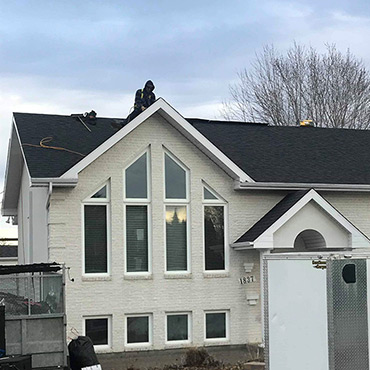 Installation of a new roof in Saguenay