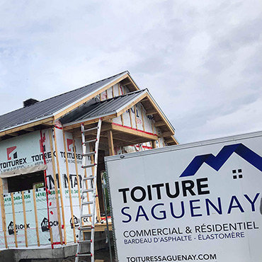 Installation d'un nouveau toit à Chicoutimi