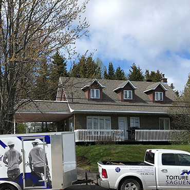 Installation of a new roof in Chicoutimi