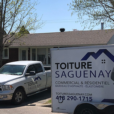 Installation of asphalt shingles in Saguenay