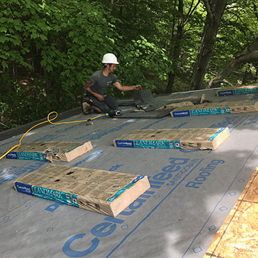 Installation of a new roof in Saguenay